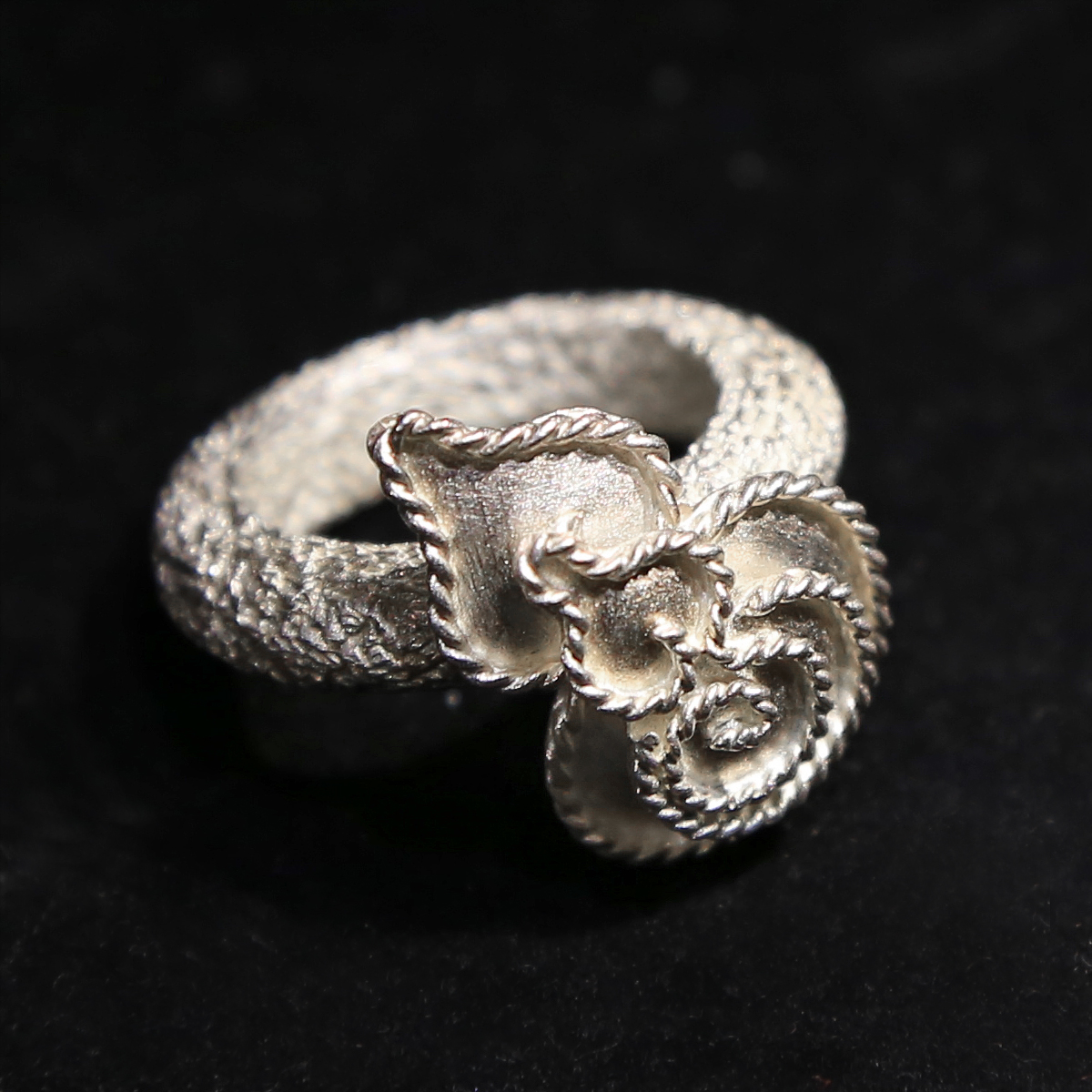 蘇小夢 在 金工創作 的過程中，由技術的學習到個人風格的形成，對於 作品 的自省與改變，每每令我感到驚奇與感動。一直認為將東方文化融入現代 金工 創作中是令傳統金屬工藝有新的生命產生的必要條件，所以在近期的 藝術 作品 中一直致力於將自身文化融入現代創作中。