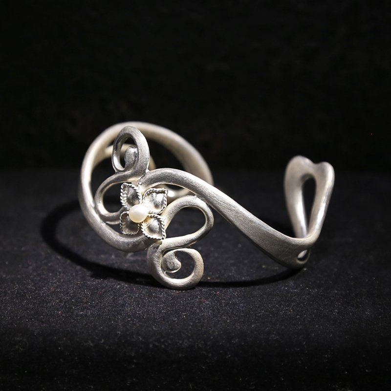 蘇小夢 在 金工創作 的過程中，由技術的學習到個人風格的形成，對於 作品 的自省與改變，每每令我感到驚奇與感動。一直認為將東方文化融入現代 金工 創作中是令傳統金屬工藝有新的生命產生的必要條件，所以在近期的 藝術 作品 中一直致力於將自身文化融入現代創作中。
